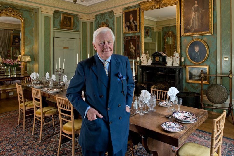 «Как же меня утомили русские». Как эксцентричный аристократ-миллионер искал молодую невесту в Tinder и остался ни с чем