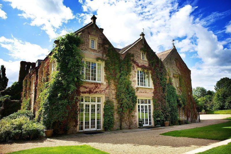 «Как же меня утомили русские». Как эксцентричный аристократ-миллионер искал молодую невесту в Tinder и остался ни с чем