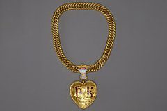 Кладоискатель-новичок нашел королевский медальон за 369 миллионов рублей