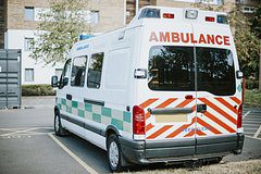 Мужчина стал жертвой контейнера для благотворительного сбора одежды