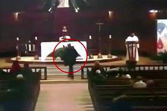 Мужчина воткнул ручку в лицо католическому священнику на территории школы