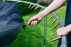 На детской площадке в Уфе под подростками провалился батут