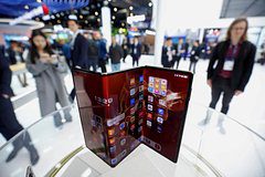 Назван новый лидер на рынке складных смартфонов