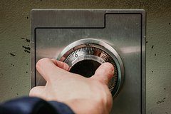 Неизвестные похитили из квартиры российского ученого сейф с элитными драгоценностями