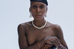 Номинантка на «Оскар» обнажила грудь для журнала