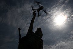 Обломки БПЛА врезались в многоэтажку в российском городе