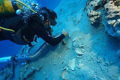 Обнаружен затонувший корабль с уцелевшей посудой