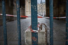 Ограбление Лувра назвали символом кризиса власти Макрона