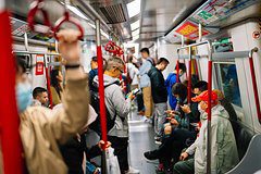 Парень грубо проучил отказавшегося уступать место в транспорте подростка