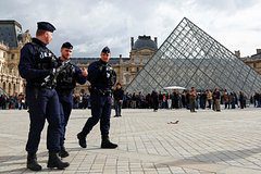 Подозреваемые в краже драгоценностей из Лувра отказались говорить со следователями