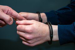 Полицейского и сотрудника банка заподозрили в хищении выплат вдове бойца СВО