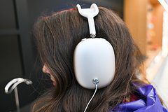 Пользователи наушников Apple услышали свист в ушах