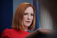 Помощник Трампа оскорбил Псаки после ее шутки о жене Вэнса