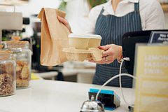 Продавщица встретила старого покупателя спустя 15 лет и моментально уволилась