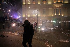 Протестующие остались в Тбилиси после попытки штурмовать дворец президента