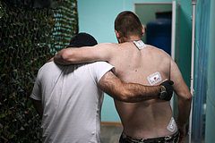 Раненого бойца СВО для эвакуации более километра несли на руках и пересадили на велосипед