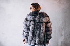 Россиянам назвали главные тренды в верхней одежде на зиму