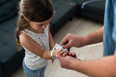 Россиянам рассказали об опасности влажных салфеток для детской кожи