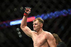 Россиянин Волков победил бразильца Алмейду на турнире UFC
