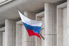 Россиянин забрал себе флаг со здания прокуратуры и поплатился