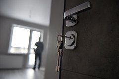 Россиянка решила получить посылку с маркетплейса и потеряла квартиру