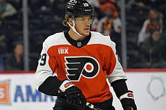 Российский хоккеист устроил драку с канадцем в матче НХЛ