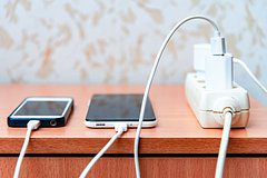 Российский подросток получил смертельный удар током от телефона