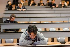 Российский вуз пригрозил отчислением пришедшему на лекцию в женском платье студенту