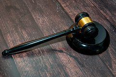 Российского чиновника задержали из-за двух скамеек