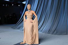 Стилист Ким Кардашьян высмеял ее скрывающую лицо маску на гала-вечере