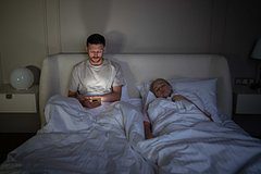 Супругам назвали способы избежать ссор из-за привычки ложиться спать в разное время