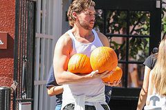 Сына Шварценеггера сняли в облегающей майке после похудения