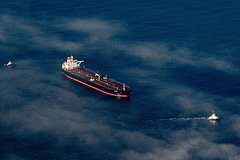 Танкеры с российской нефтью начали останавливаться на полпути