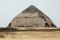 Туристка провалилась внутрь 4000-летней египетской пирамиды