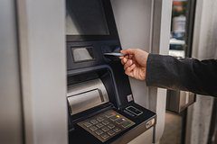 Убеждавшие школьников оформлять карты для мошенников россияне стали фигурантами дела