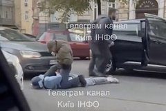В Киеве неизвестные напали на людей с оружием