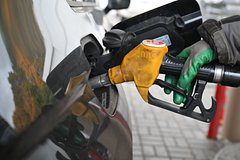 В России предложили установить потолок цен на заправках