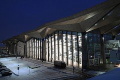 В российском аэропорту самолет выкатился за взлетно-посадочную полосу