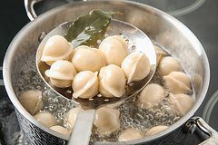 В сосисках и пельменях нашли человеческие зубы