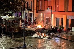 В Тбилиси начался пожар на баррикадах