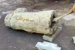Власти российского города отказались избавляться от ноги Сталина