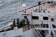 Задержанный Францией танкер продолжил путь