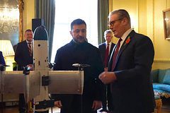 Зеленский показал Стармеру украинский дрон-перехватчик Octopus