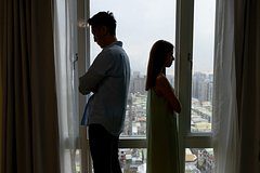 Женщине шесть лет запрещали развестись с толкнувшим ее со скалы мужем