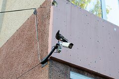 Жители многоэтажки по камерам вычислили возможного диверсанта