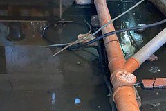 Жители российского города пожаловались на затопленное фекалиями убежище