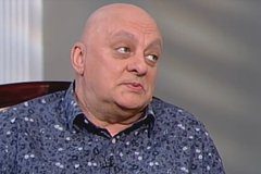 Звезда «Кривого зеркала» рассказал о подсматривающем за ним в щелочку Петросяне