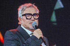 Адвокат Диброва объяснил продажу роскошного особняка ведущим