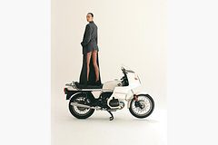 Ирина Шейк с обнаженными ягодицами снялась на мотоцикле