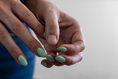 Любительниц гель-лака предупредили о грозящей гнойным воспалением привычке